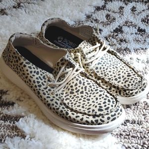 Bob's by Sketchers Animal print memory foam Womens size 9
